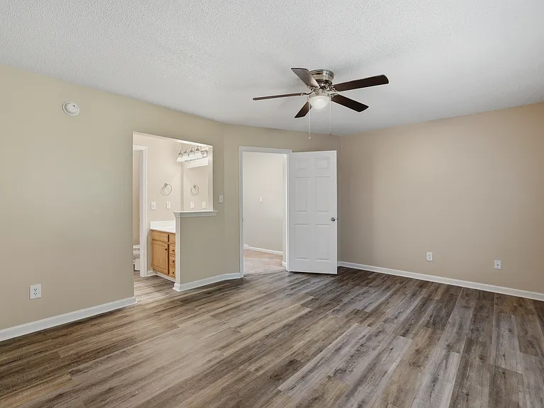 Sterling Pointe Apartments — Photo 34