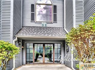 112 Woodhaven Dr, Edison, NJ