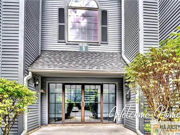 112 Woodhaven Dr, Edison, NJ 08817