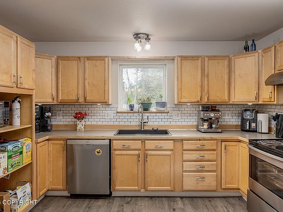 5th image of 3760 Helensdale Ave