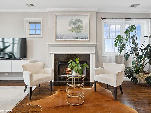 3rd image of 558 E Oakwood Blvd Unit 4W