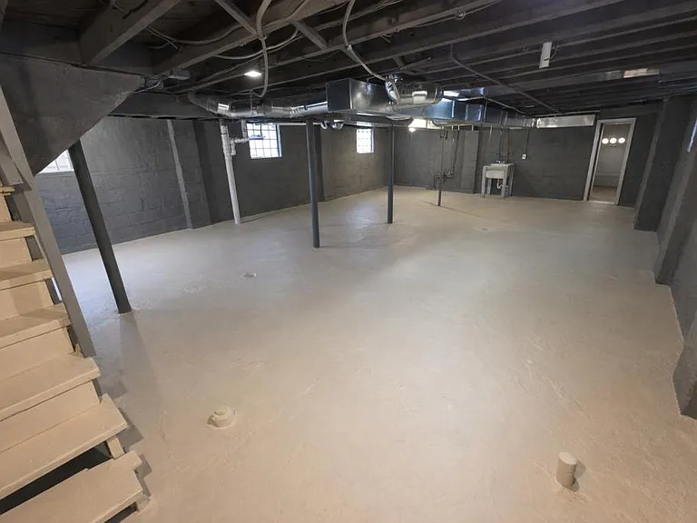 2530 Fullerton Ave — Photo 17