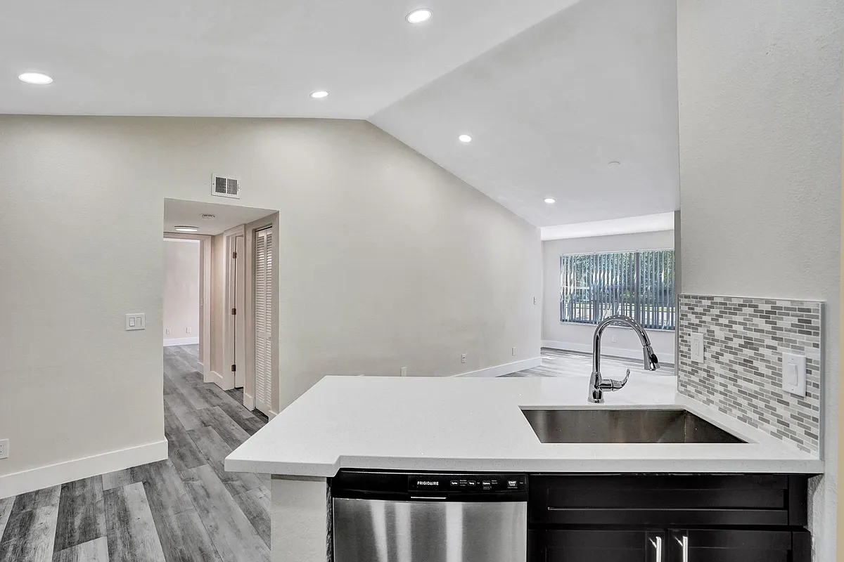 Building Photo - 595 Vista Isles Dr #1925