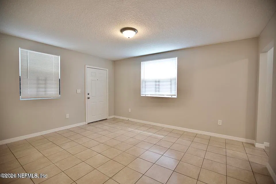 8 bed, 1.0 bath, 3057 sqft, $1,000 — Photo 4