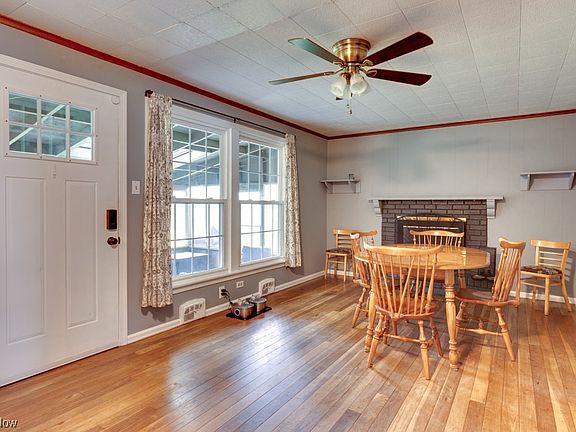 4th image of 874 Eaton Ave