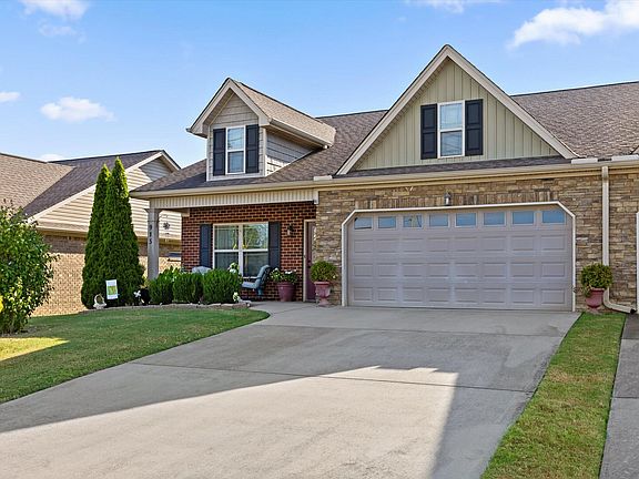 3rd image of 915 Colony Cir