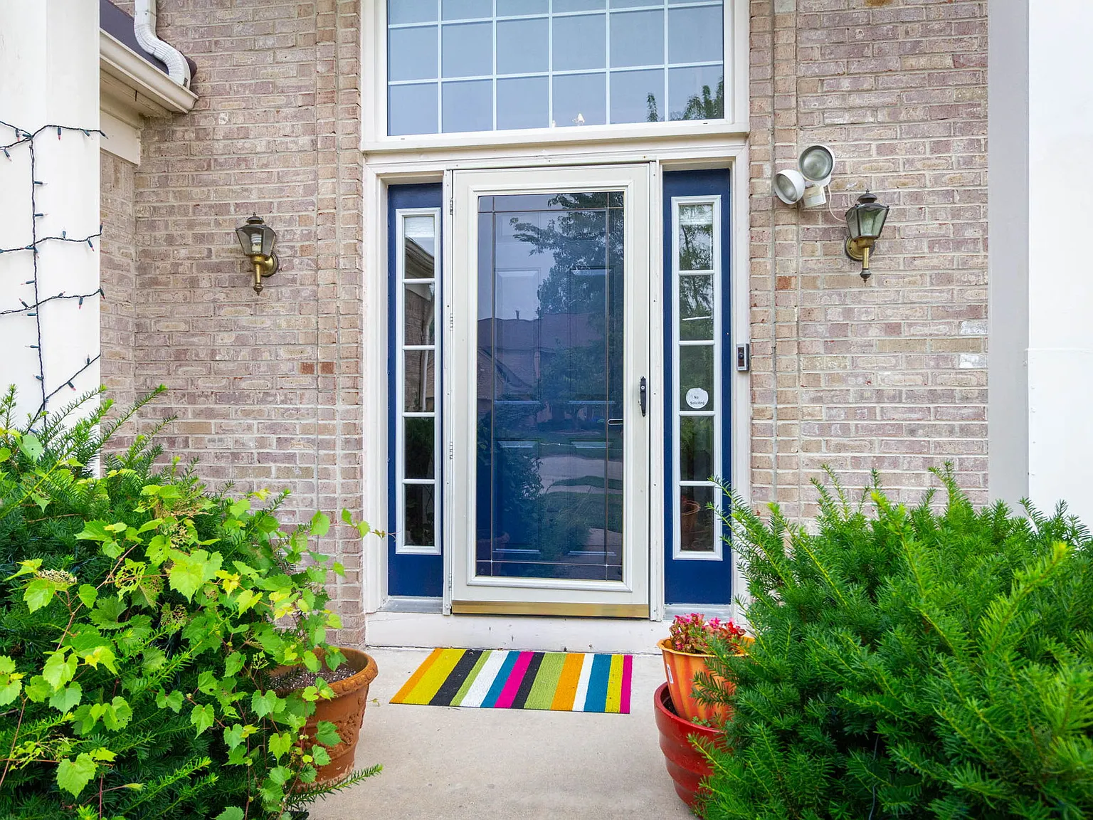 4 bed, 2.5 bath, 2700 sqft, $3,900 — Photo 2