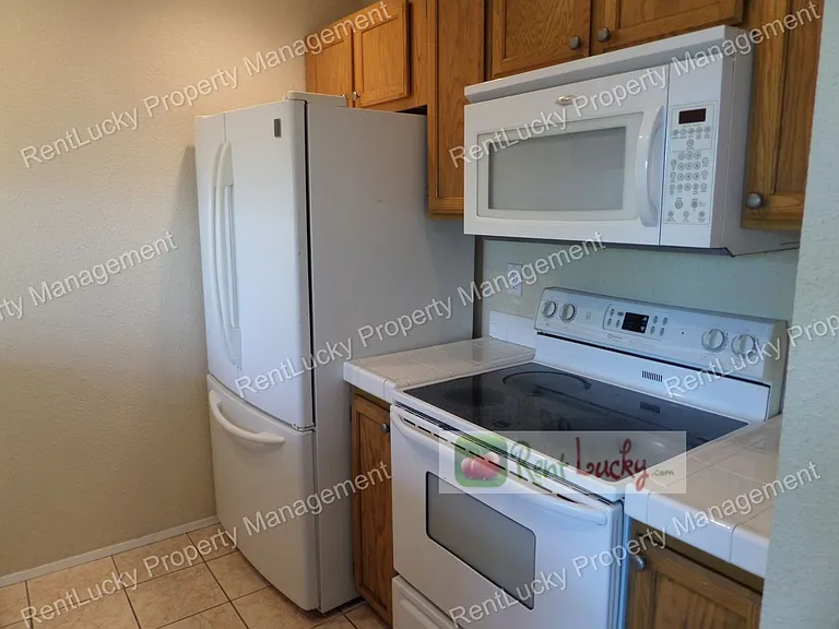 3233 NE 12th St #302 — Photo 10