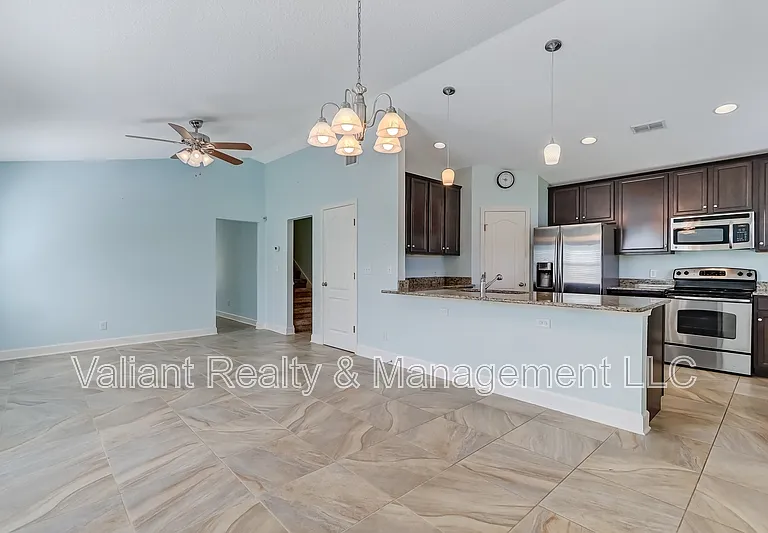 2110 3rd St — Photo 11