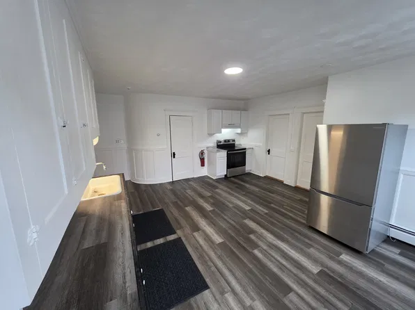 59 Sweet Ave 2ndFlr 2B/1B Spacious Hardwoods FreshPaint PetOK Laundry, 59 Sweet Ave #2R, Woonsocket, RI 02895
