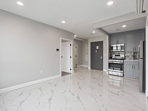 5th image of 15002 Hillside Ave #403