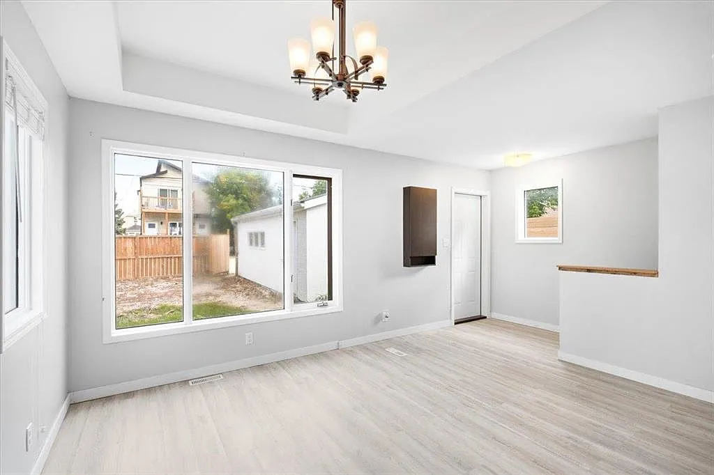 1035 Rosemount Avenue — Photo 2