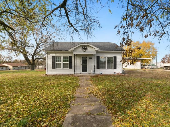 111 N Hall St, Montague, TX 76251