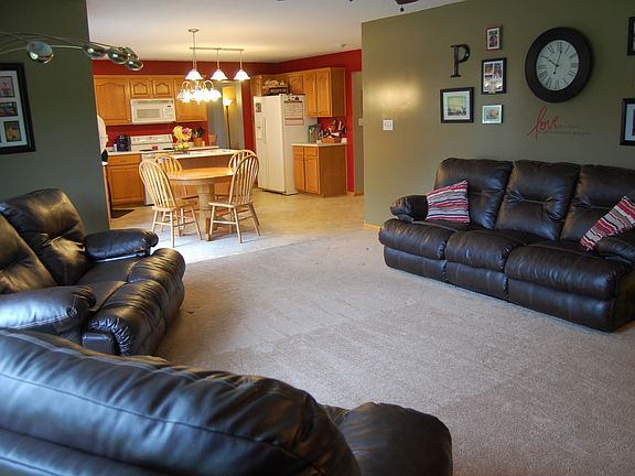 Open Layout to the Kitchen