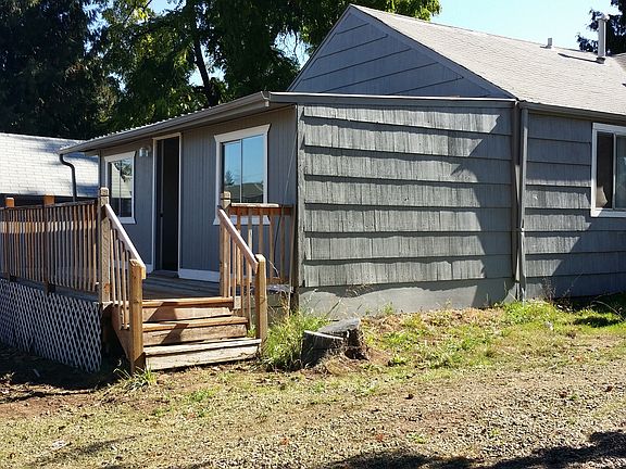 Inviting deck in the back