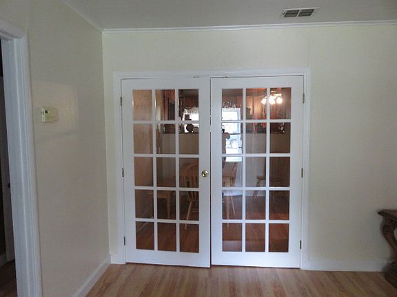 3rd image of 610 W Churchill Ave