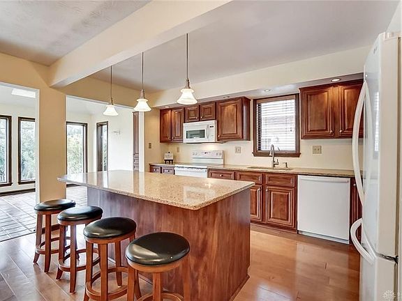 4th image of 250 Wiltshire Blvd