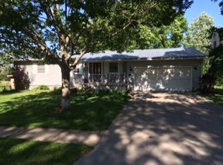 208 Schnoebelen St, Riverside, IA 52327