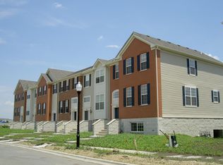 825 Lewisburg Ln, Aurora, IL 60504