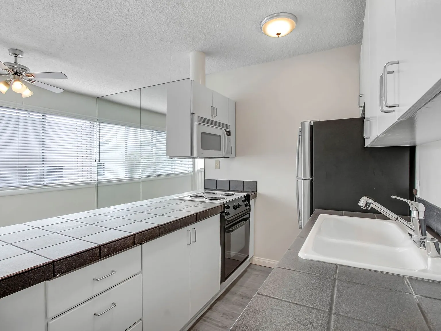 1002 12th St in Santa Monica - North of Wilshire Blvd! — Photo 2