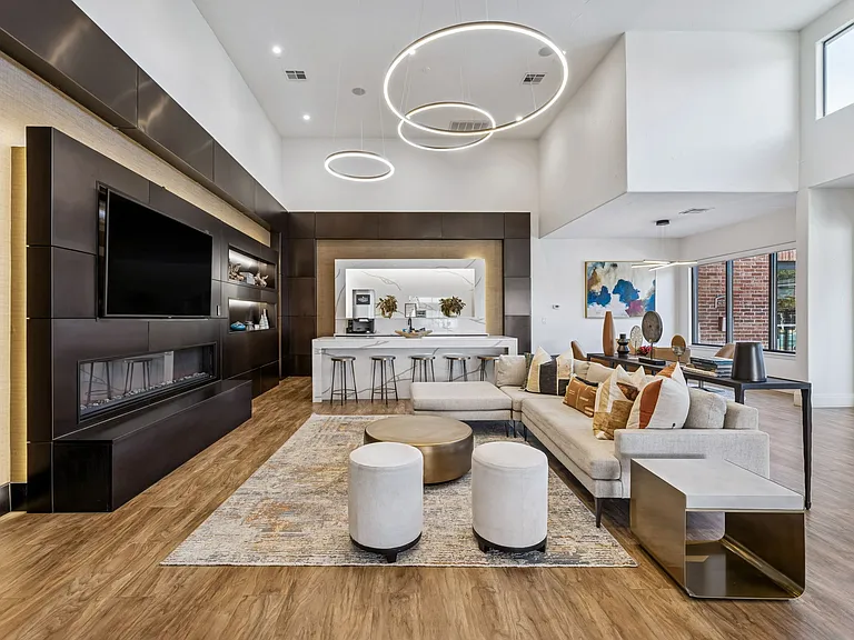 Platinum Castle Hills — Photo 20