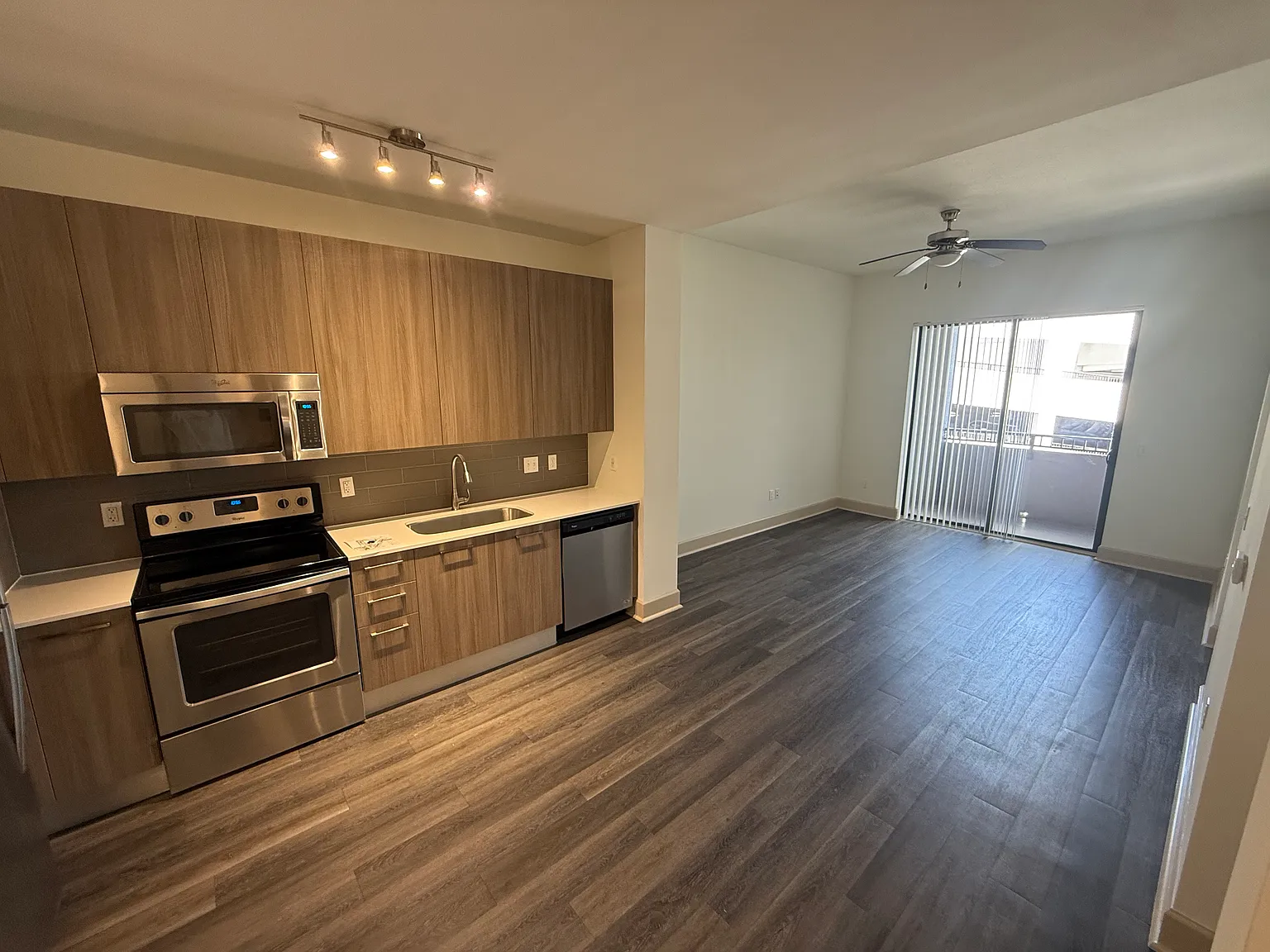 1 bed, 738 sqft, $2,200 — Photo 2