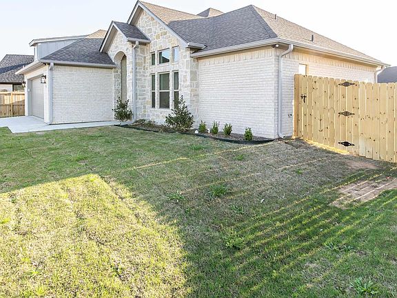 3rd image of 412 Bluebonnet Cir
