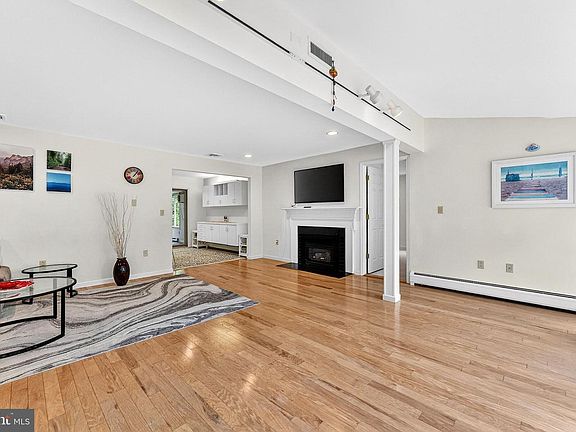 5th image of 61 Broadripple Dr