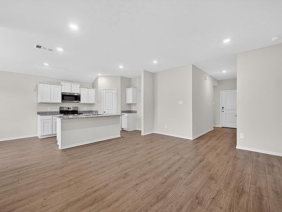 3rd image of 3918 Applewood Trl