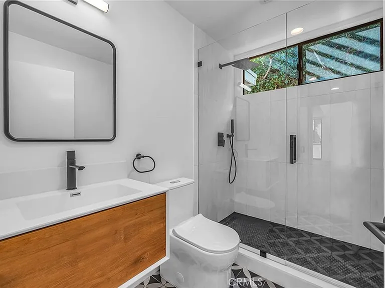 1531 Wellesley Ave — Photo 9