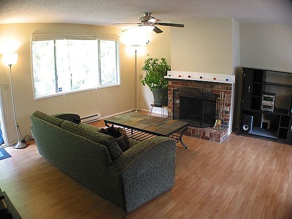 Living room w/fireplace