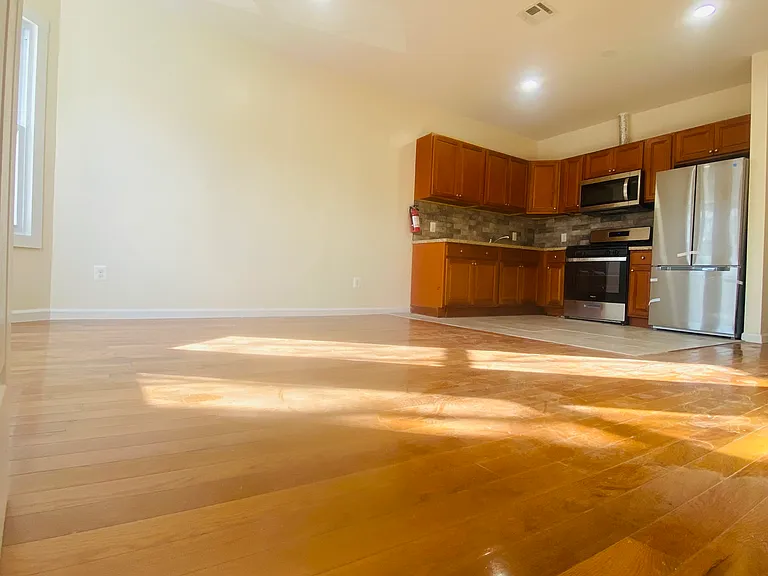 265-267 S 8th St #3 — Photo 11