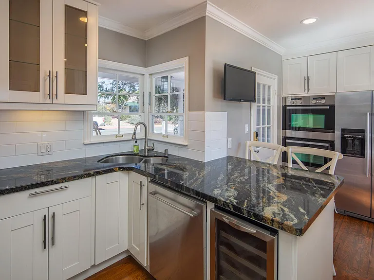 3109 Laurel St — Photo 9