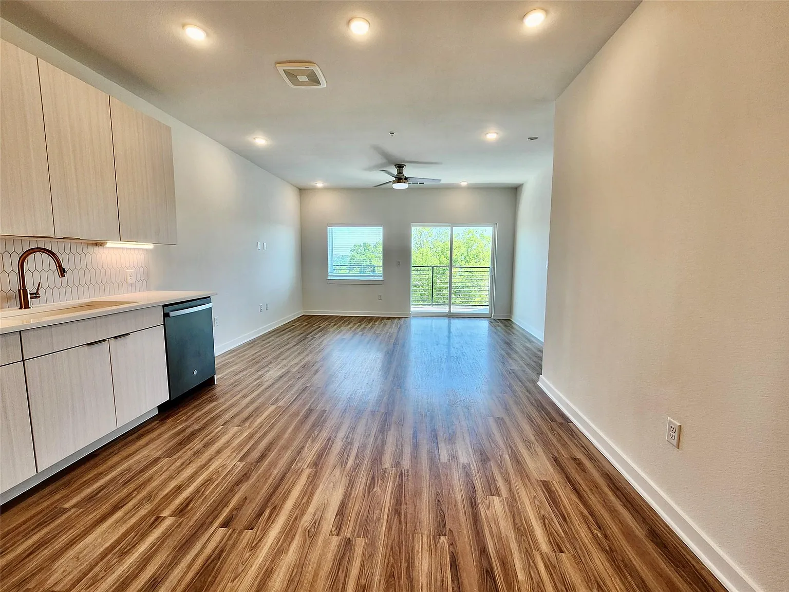 2 bed, 2.0 bath, 1001 sqft, $1,800 — Photo 3