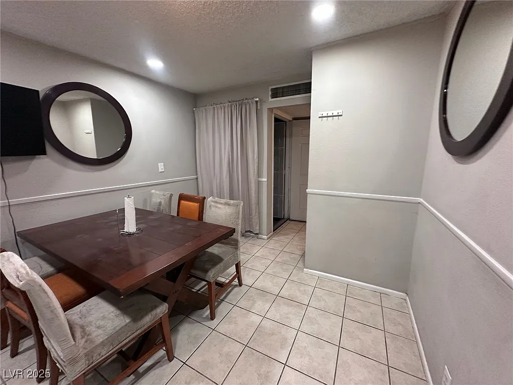3 bed, 2.0 bath, 1805 sqft, $3,095 — Photo 2