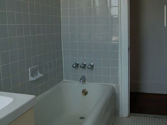 5th image of 411 Warburton Ave