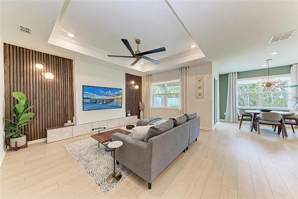 3 bed, 2.0 bath, 1693 sqft, $2,495 — Photo 2