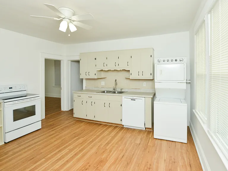 390 Clinton St — Photo 19
