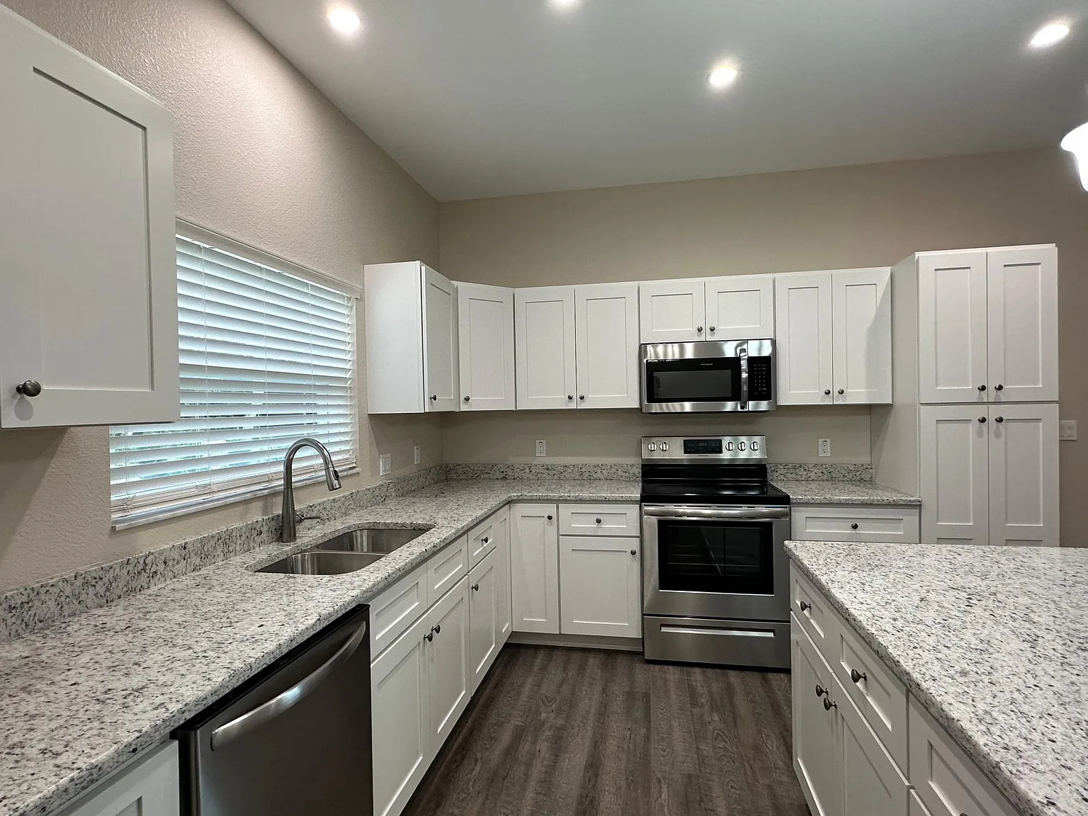 2813 N Canterbury Lake Dr — Photo 3