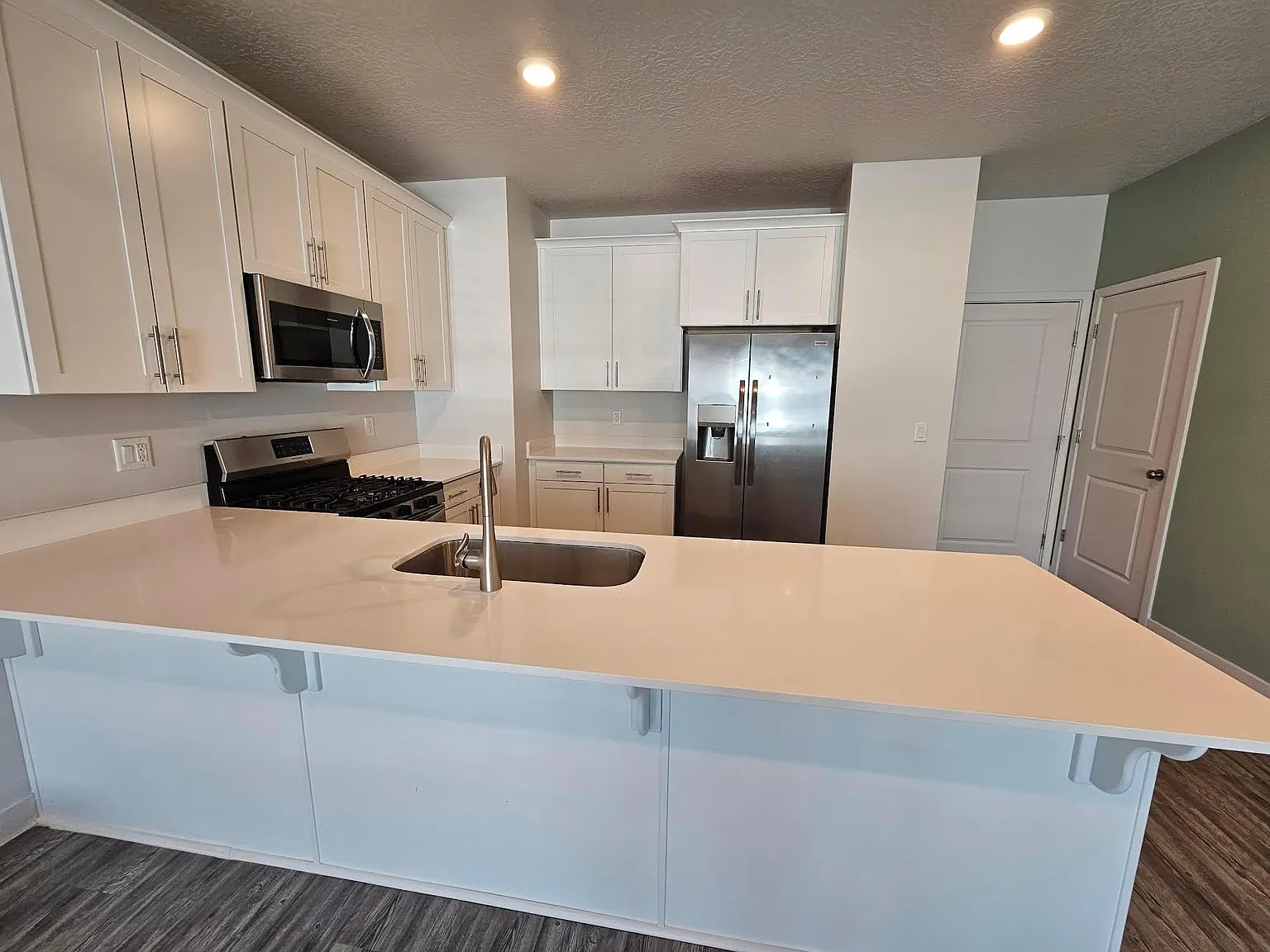 3 bed, 2106 sqft, $2,033 — Photo 3