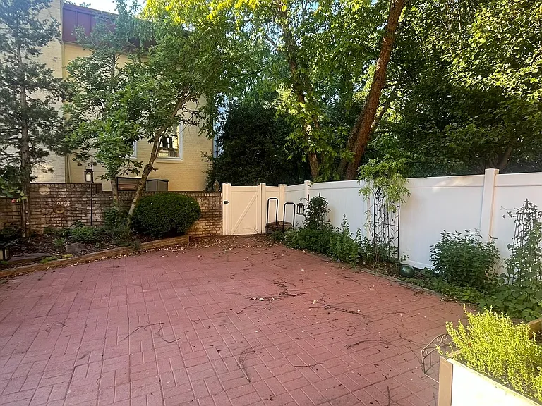 315 N Maple Ave — Photo 24