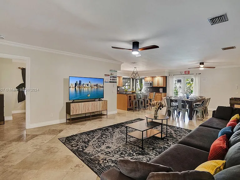 1049 N Southlake Dr — Photo 13