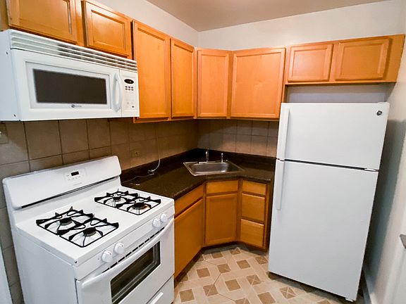 2nd image of 2300 N Sheffield Ave #1004304