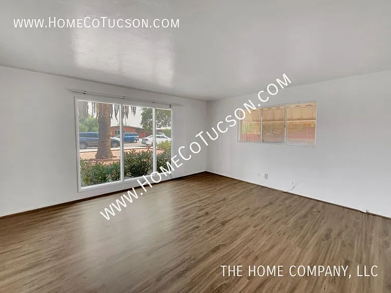 3238 E Hawthorne St — Photo 4
