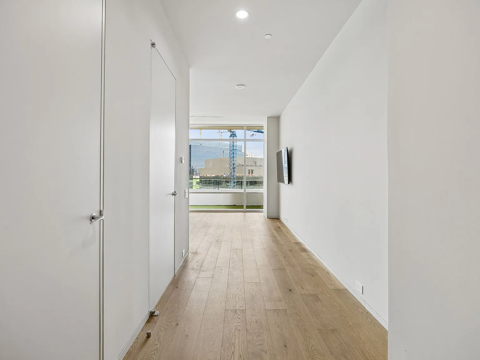 2430 Victory Park Ln — Photo 4