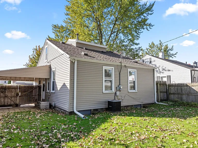 2215 Rowland Ave — Photo 23