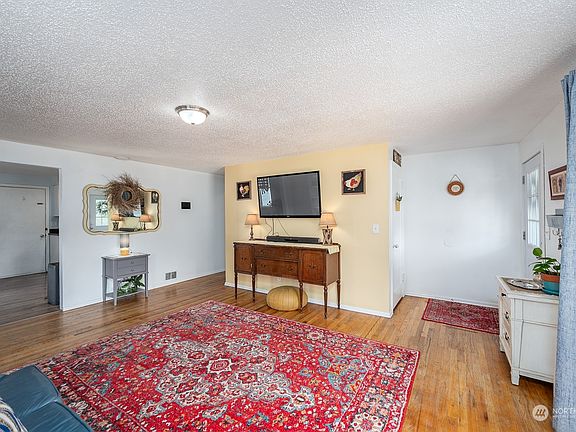 4th image of 1133 W Columbia Avenue
