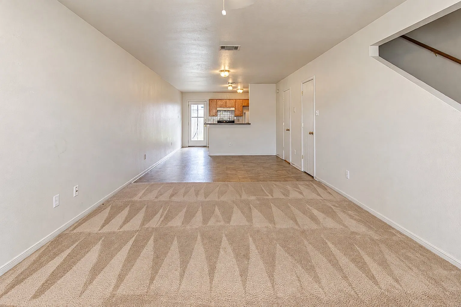 102 E. Robin Lane - B — Photo 2