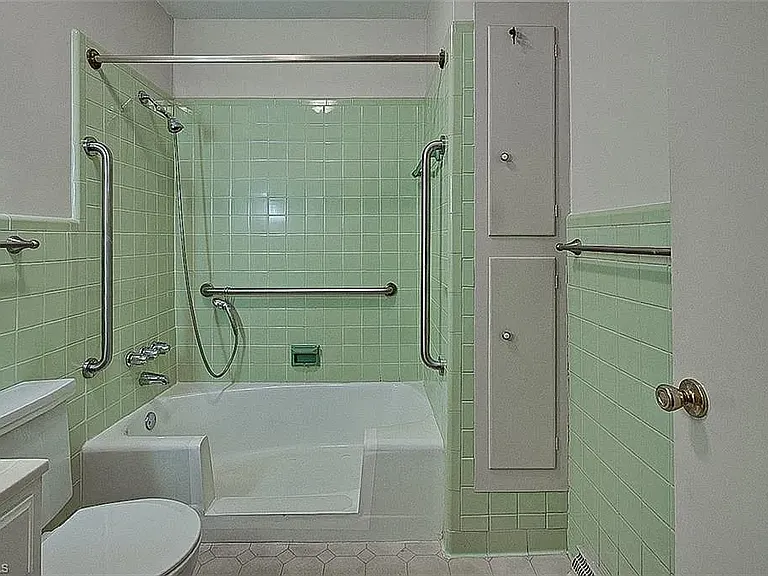 223 Rich Ave — Photo 16