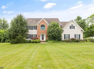 2 General Morgan Ln, Glen Gardner, NJ 08826